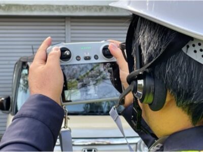 地図を確認しながらドローン操作