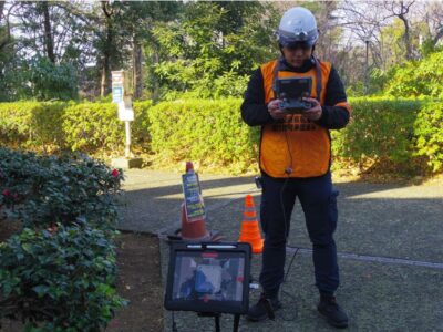 モニターに写しながらドローン操作